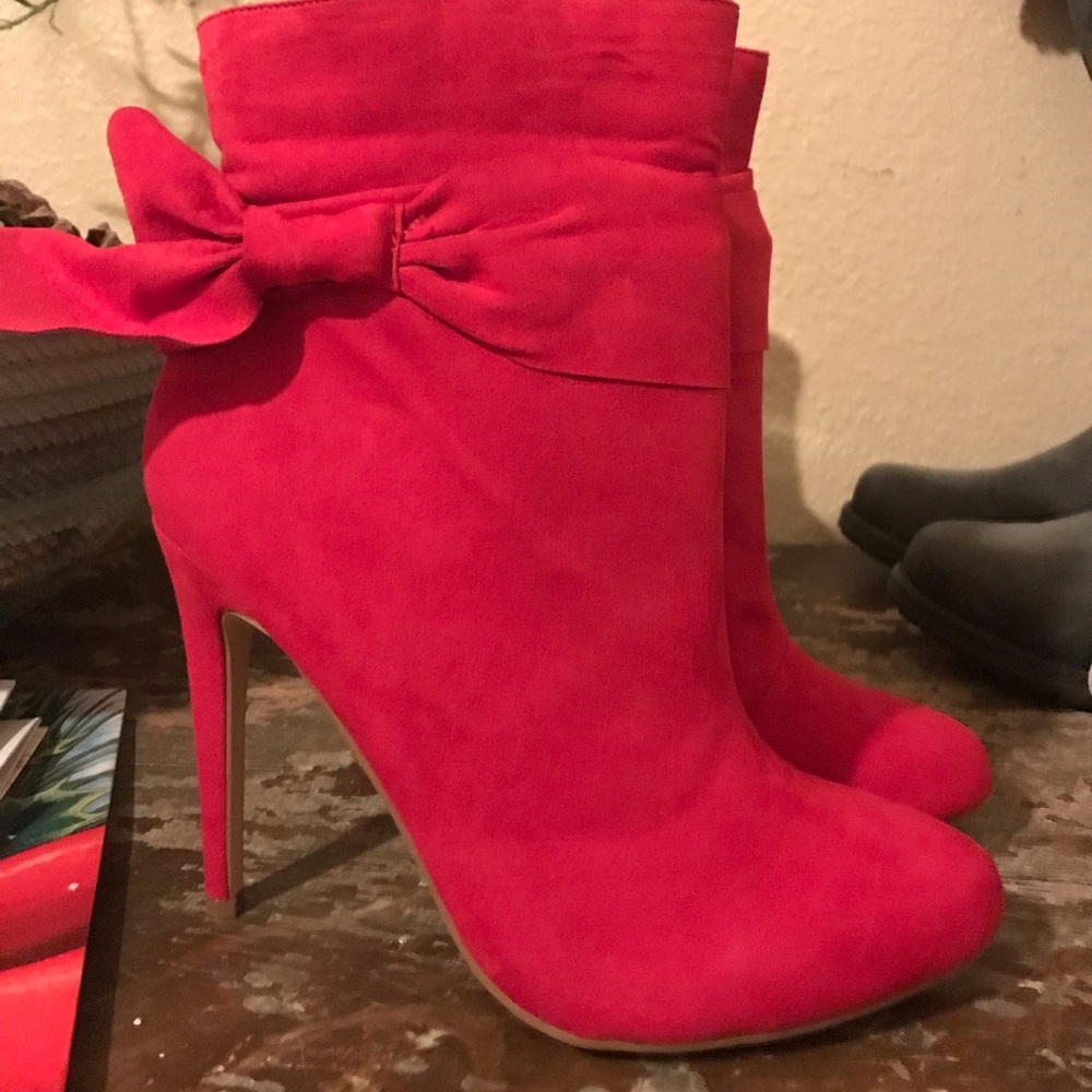 Red pumps with bows
